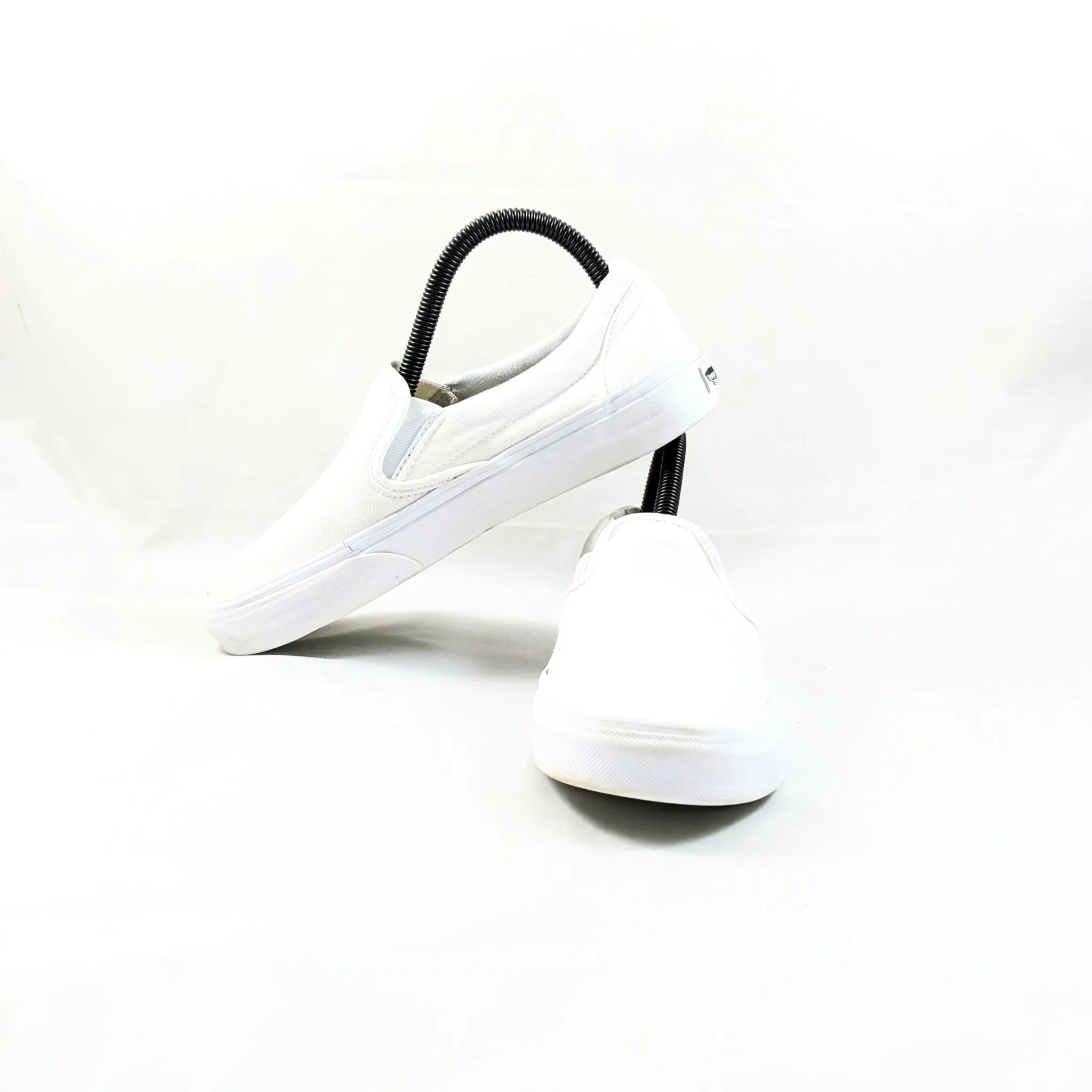 عربات بيضاء SlipOns