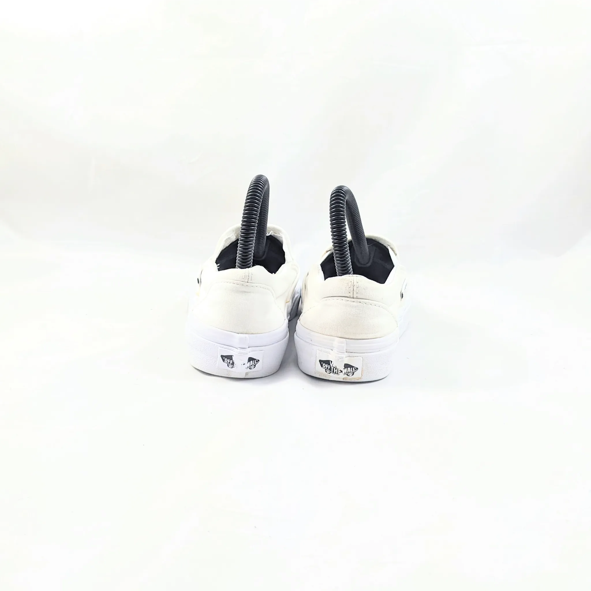 عربات بيضاء SlipOns