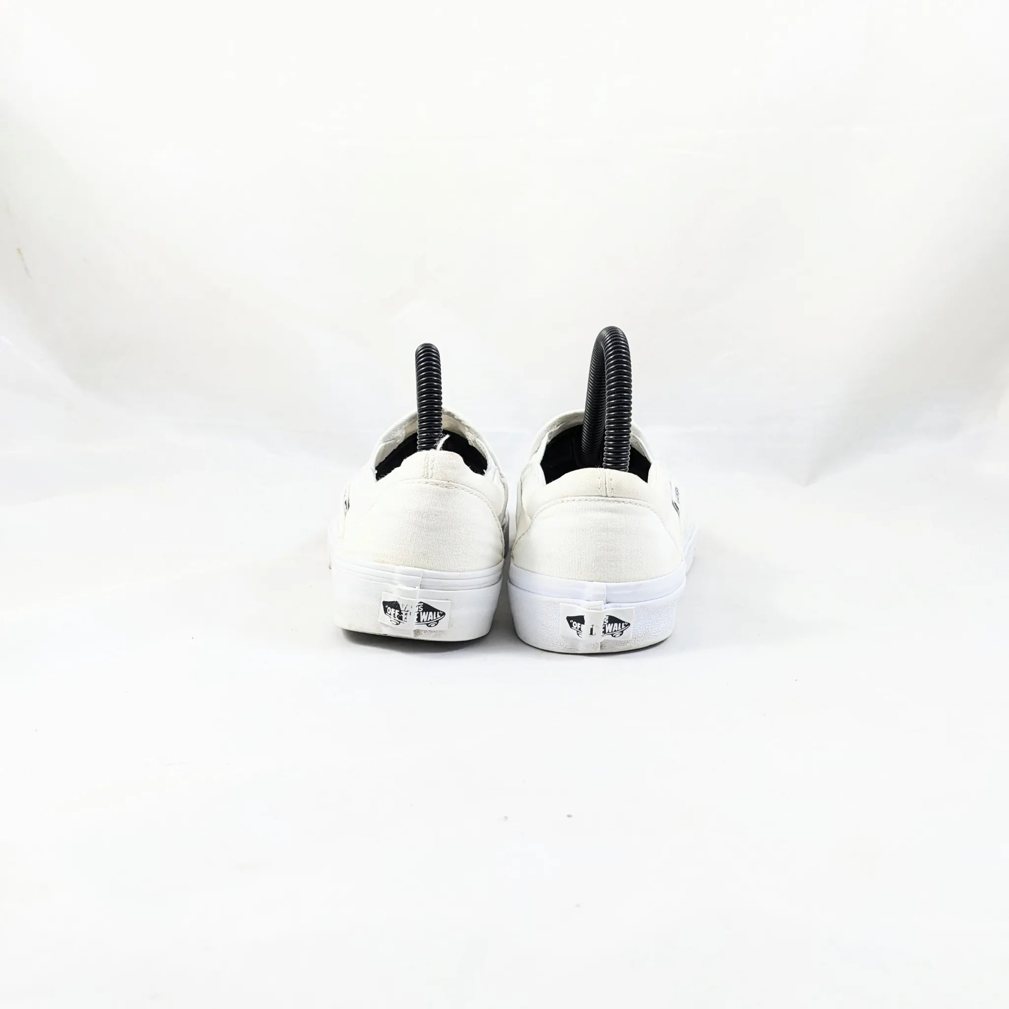 عربات بيضاء SlipOns