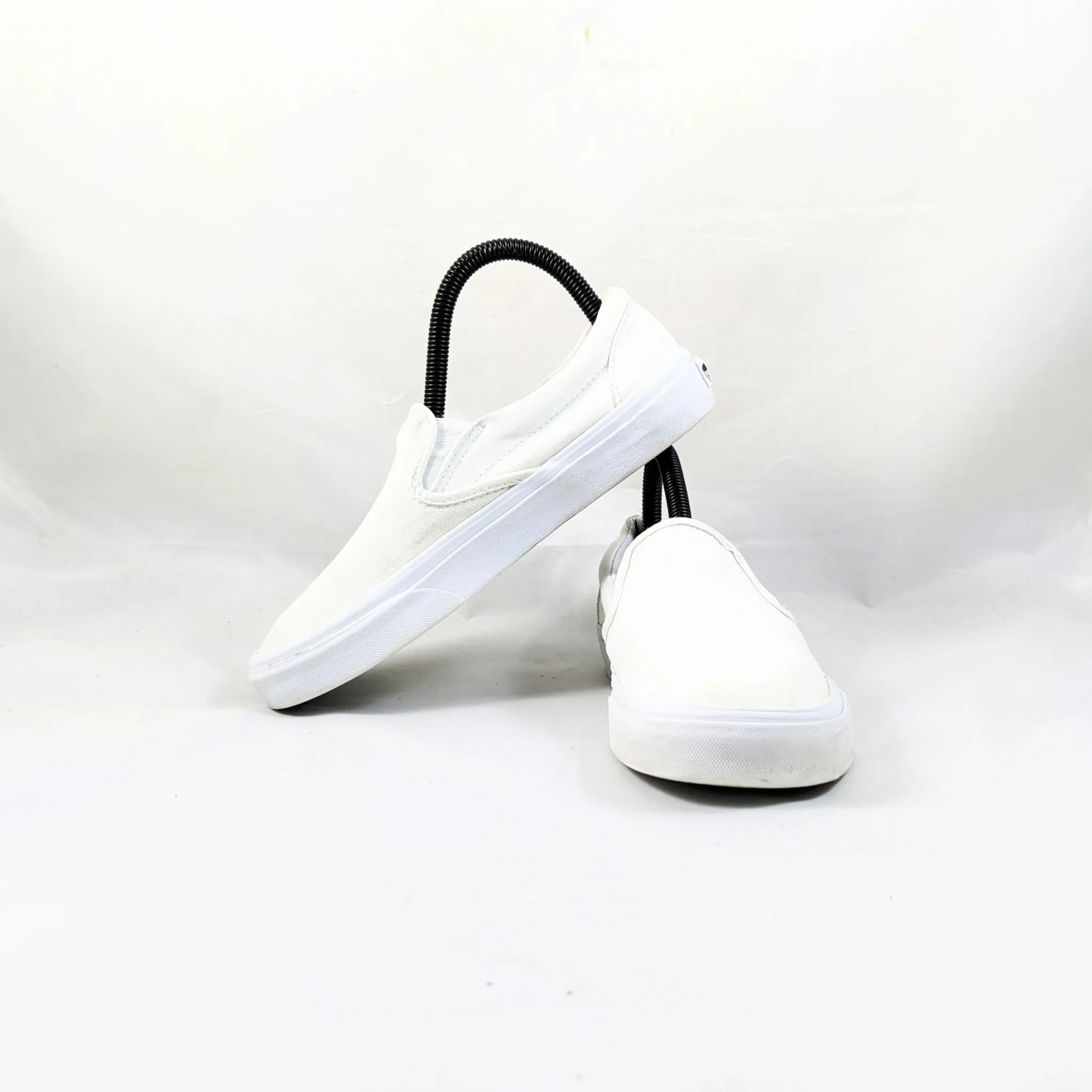 عربات بيضاء SlipOns