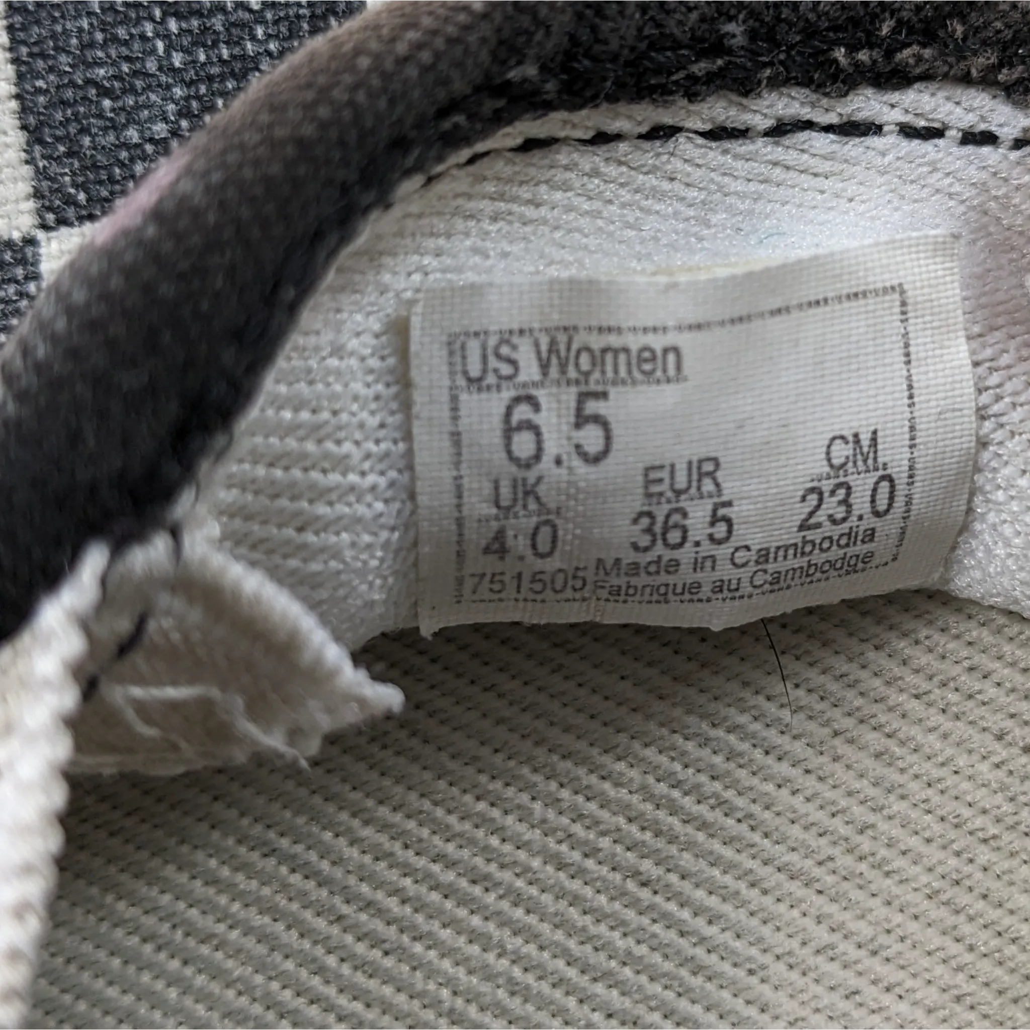 عربات بيضاء SlipOns