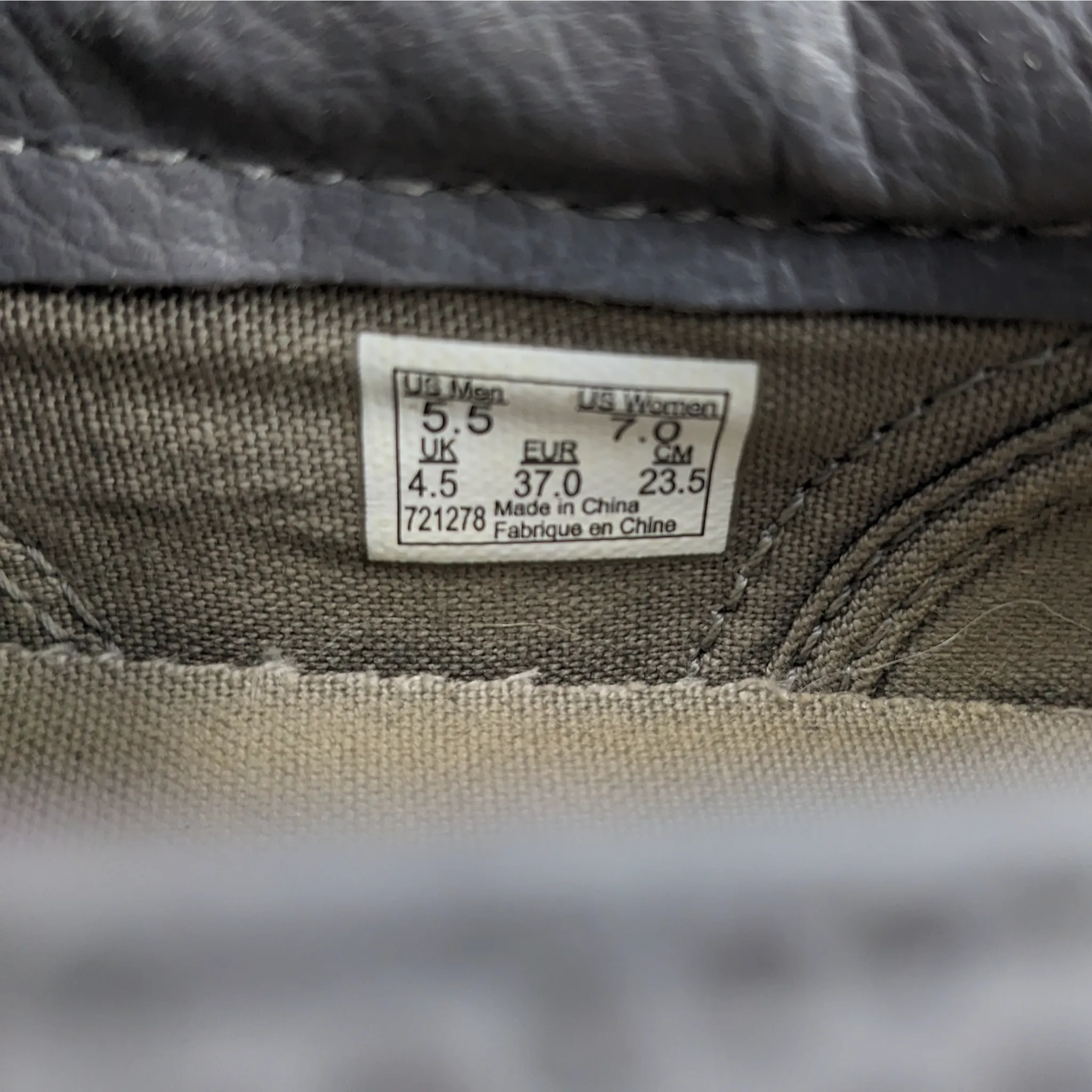 فانس رمادي SlipOns