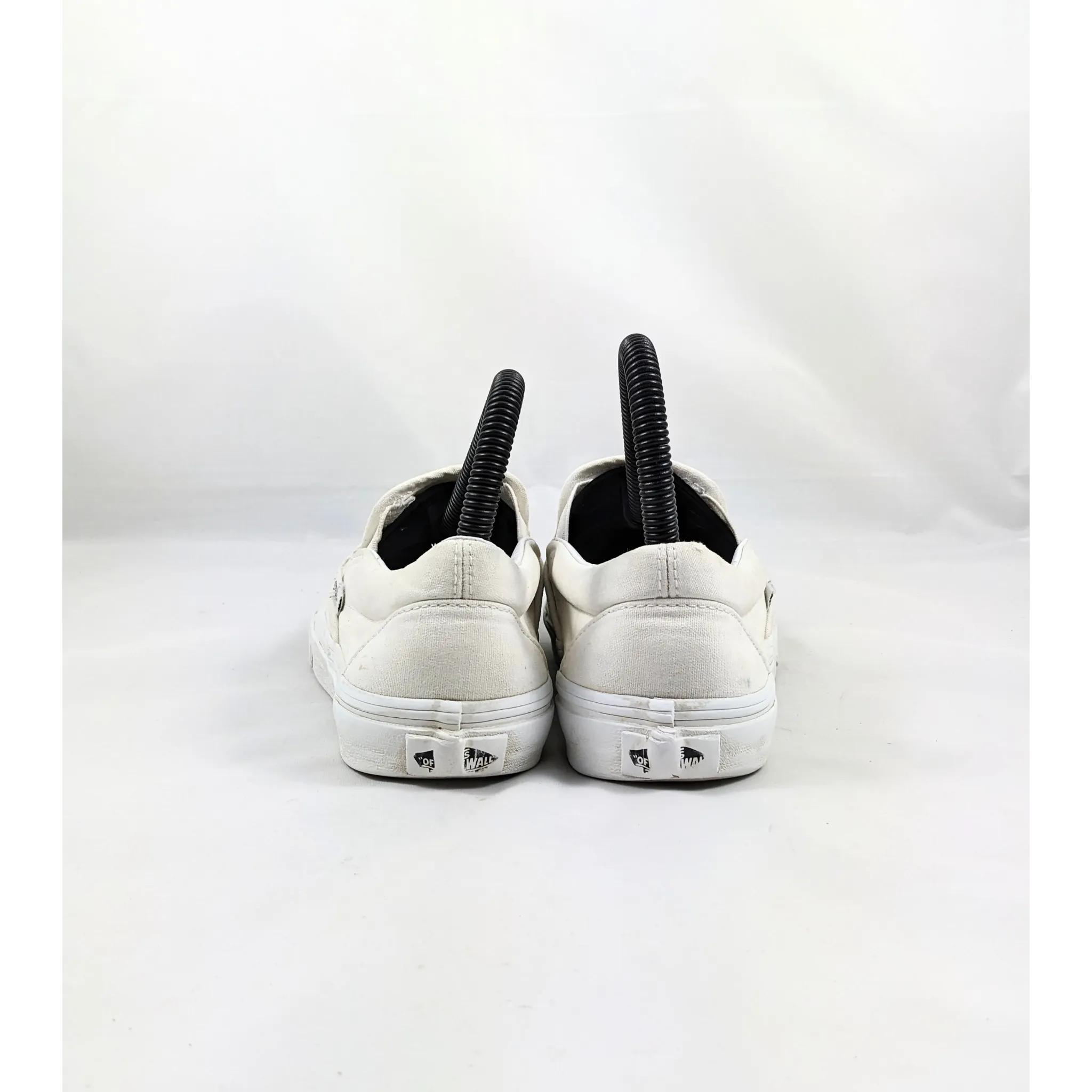 عربات بيضاء SlipOns