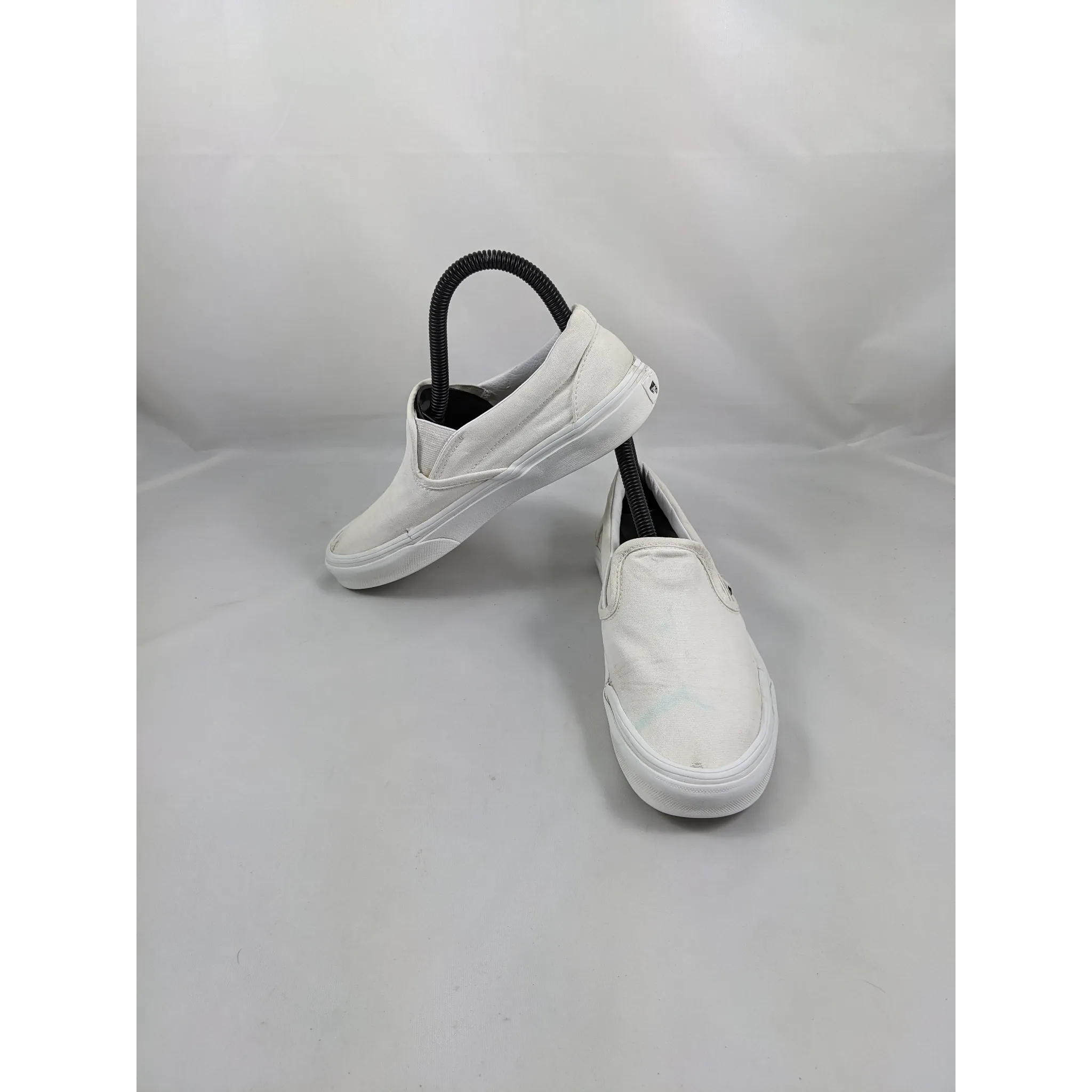 عربات بيضاء SlipOns