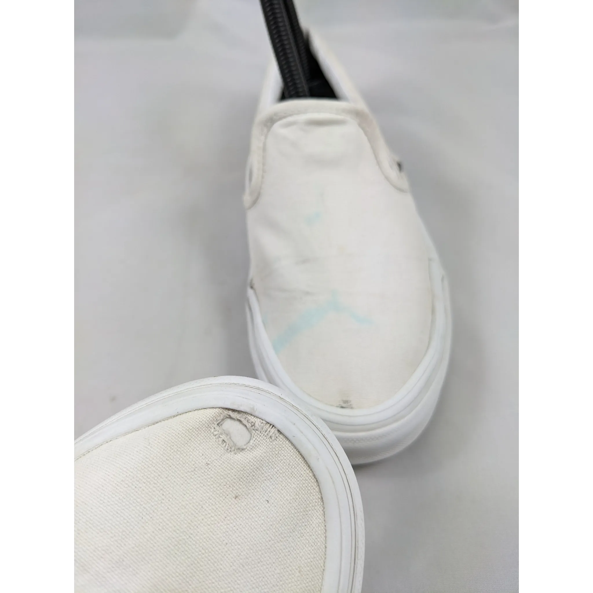 عربات بيضاء SlipOns